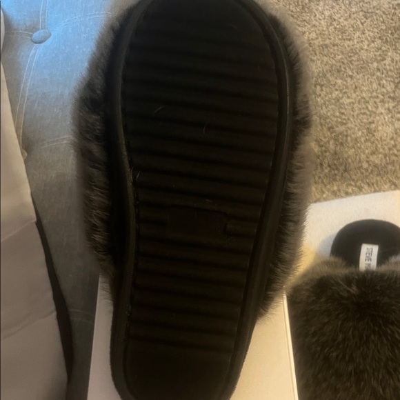 Steve Madden Grey Plush Slippers Brand new with Box - Picture 3 of 6